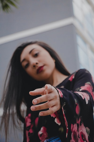 女人指着她的手